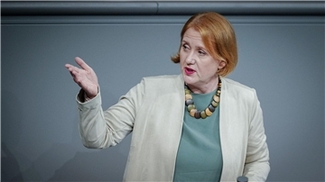 Bundesfamilienministerin Lisa Paus (Grüne) spricht im Bundestag.