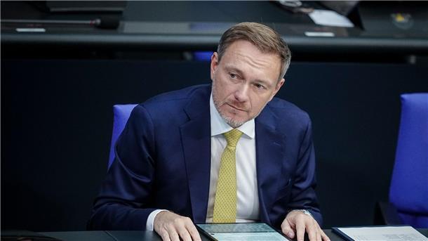 Lindner: Mit Steuererhöhungen keine Regierungsbeteiligung Bundesfinanzminister Christian Lindner auf der Regierungsbank im Bundestag.