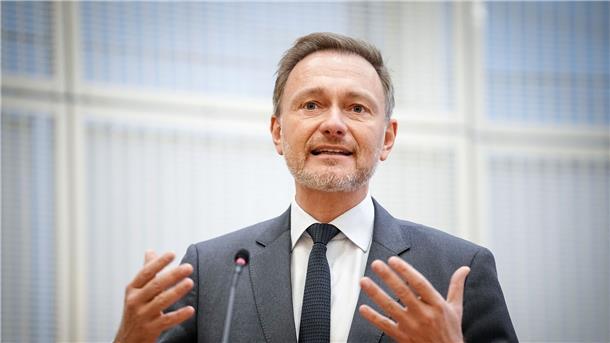 Bundesfinanzminister Christian Lindner (FDP) gibt ein Pressestatement in Berlin.