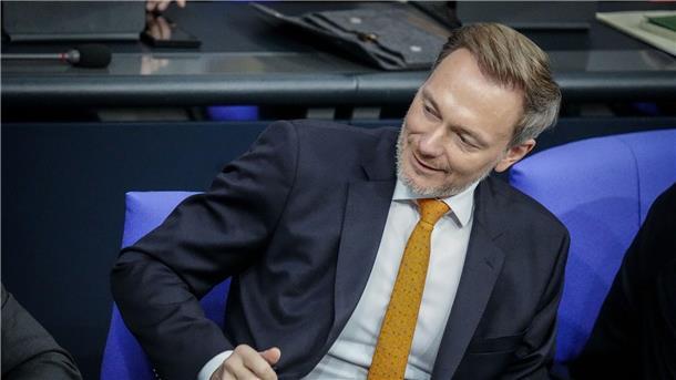 Dürr: Starke Belastung der Landwirte nicht zustimmungsfähig Bundesfinanzminister Christian Lindner (FDP) nimmt an einer Sitzung des Bundestags teil.