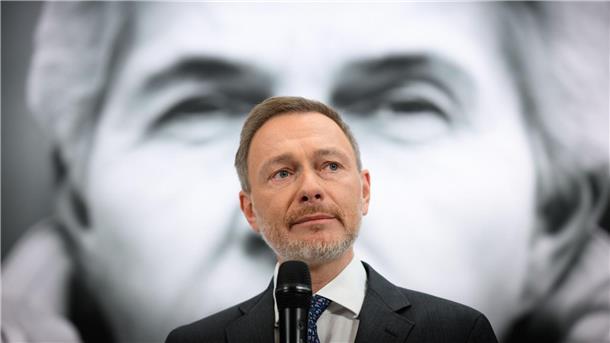 Bundesfinanzminister Christian Lindner (FDP) stellt sich vor seine Parteikollegin Strack-Zimmermann.