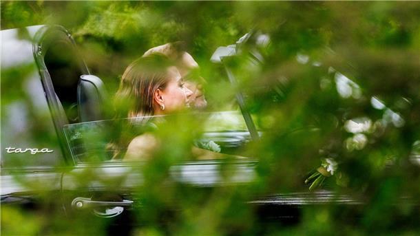 Lindner steht zu seinem Porsche und der Sylt-Hochzeit Bundesfinanzminister Christian Lindner (FDP) und seine Frau Franca Lehfeldt steigen nach der kirchlichen Trauung auf Sylt in einen Porsche Targa.