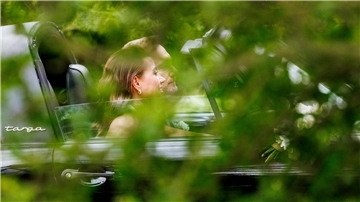 Bundesfinanzminister Christian Lindner (FDP) und seine Frau Franca Lehfeldt steigen nach der kirchlichen Trauung auf Sylt in einen Porsche Targa.