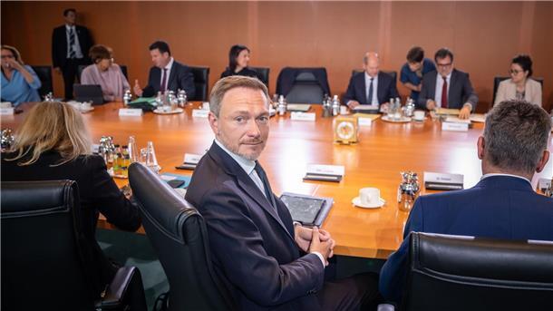 Scholz verteidigt Elterngeld-Kürzung und Haushaltskurs Bundesfinanzminister Christian Lindner vor Beginn der Sitzung des Bundeskabinetts im Kanzleramt.