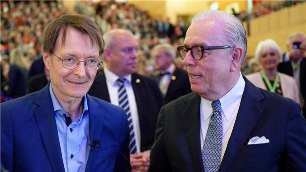 Ärztepräsident ruft zu umfassenderem Gesundheitsschutz auf Bundesgesundheitsminister Karl Lauterbach (l) und Ärztekammerpräsident Klaus Reinhardt beim Deutschen Ärztetag in Essen.