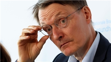 Bundesgesundheitsminister Karl Lauterbach schließt Leistungskürzungen aus: „Daher muss im nächsten Jahr der Beitragssatz steigen.“