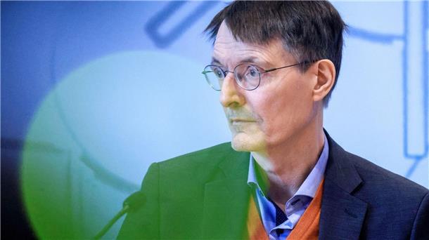 Bundesgesundheitsminister Karl Lauterbach (SPD) will, dass elektronische Patientenakten Ende 2024 für alle verbindlich werden.