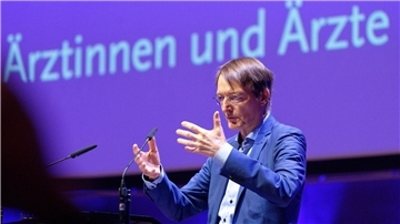 Bundesgesundheitsminister Karl Lauterbach spricht bei der Eröffnungsveranstaltung des 127. Deutschen Ärztetages.