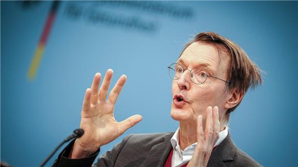 Lauterbach verteidigt Entlastungspläne für Hausarztpraxen Bundesgesundheitsminister Karl Lauterbach will die Arbeitsbedingungen für Praxen verbessern, so dass mehr junge Medizinerinnen und Mediziner Hausärzte werden.