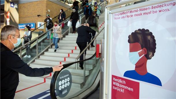 Corona-Experte Wendtner hält Lockerungen für verfrüht Bundesgesundheitsminister Lauterbach hat das Ende der Maskenpflicht in Fernzügen und -bussen zum 2. Februar angekündigt.