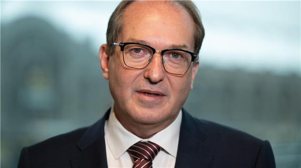 Debatte um Syrer in Deutschland: Worum es geht Bundesinnenminister Alexander Dobrindt (CSU) will mehr Rückführungen nach Syrien. (Archvfoto)