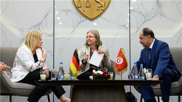 Faeser: Gespräche über Migration und Seenotrettung in Tunis Bundesinnenminister Nancy Faeser (l) spricht in Tunis mit ihrem tunesischen Amtskollegen Kamel Fekih.