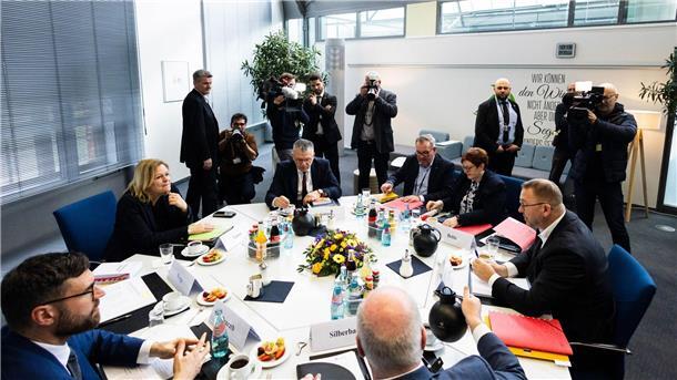 Bundesinnenministerin Nancy Faeser (2.v.l), Verdi-Chef Frank Werneke (r.), der dbb-Vorsitzende Ulrich Silberbach (M.) und weitere Teilnehmer zu Beginn der dritten Tarifverhandlungsrunde in Potsdam.