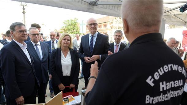 Faeser: Zivile Verteidigung braucht massive Investitionen Bundesinnenministerin Nancy Faeser (l.) informiert sich am Stand der Feuerwehr Hanau während ihres Besuchs beim „Tag des Bevölkerungsschutzes“ in Potsdam.