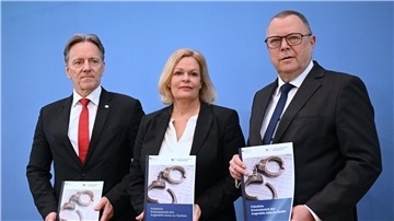 Bundesinnenministerin Nancy Faeser mit BKA-Präsident Holger Münch (l.) und  Brandenburgs Innenminister Michael Stübgen bei der Vorstellung der Polizeilichen Kriminalstatistik 2023 (PKS).