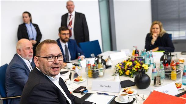 Verhärtete Fronten im Tarifstreit um den öffentlichen Dienst Bundesinnenministerin Nancy Faeser (r.), Verdi-Chef Frank Werneke sowie der dbb-Vorsitzenbde Ulrich Silberbach (l.) zu Beginn der dritten Verhandlungsrunde in Potsdam.