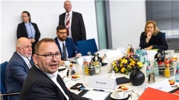 Bundesinnenministerin Nancy Faeser (r.), Verdi-Chef Frank Werneke sowie der dbb-Vorsitzenbde Ulrich Silberbach (l.) zu Beginn der dritten Verhandlungsrunde in Potsdam.