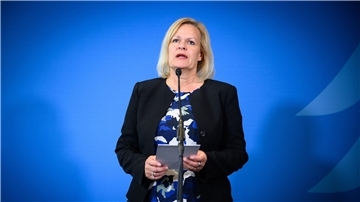 Bundesinnenministerin Nancy Faeser (SPD) findet, „dass die persönlichen und finanziellen Verbindungen in rechtsextremen Netzwerken stärker ausgeleuchtet werden müssen“.