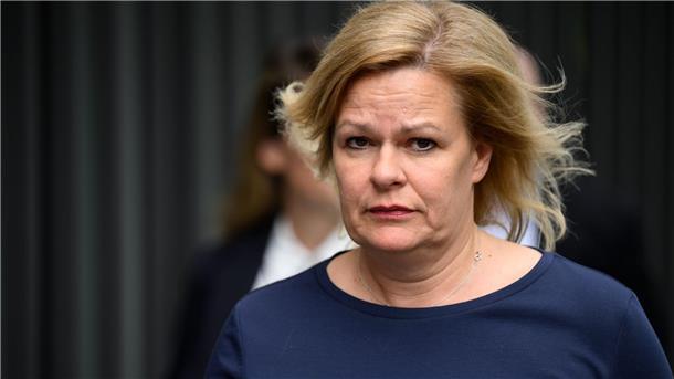 EU-Staaten einig: Asylverfahren sollen verschärft werden Bundesinnenministerin Nancy Faeser (SPD) will, dass Familien mit kleinen Kindern nicht in das vorgesehene Grenzverfahren kommen.