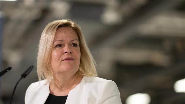 Flüchtlingsgipfel: Mehr Kooperation - noch kein neues Geld Bundesinnenministerin Nancy Faeser will „pragmatische Lösungen finden, um die vielerorts angespannte Unterbringungssituation zu lösen.“