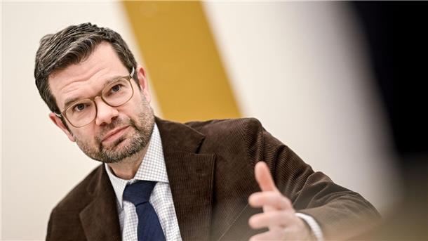 Bundesjustizminister Marco Buschmann (FDP) schlägt rechtliche Erleichterungen für nicht verheiratete Väter und homosexuelle Paare vor.