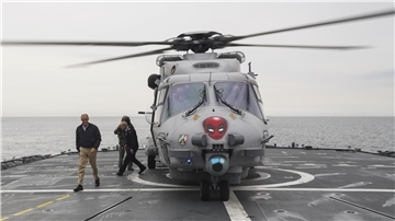 Ein Soldat und ein Mann, der aus dem Hubschrauber steigt