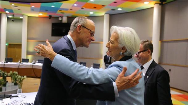 Bilder des Tages Bundeskanzler Friedrich Merz (l) umarmt Christine Lagarde, Präsidentin der Europäischen Zentralbank, während eines Essens im Rahmen des Euro-Gipfels.