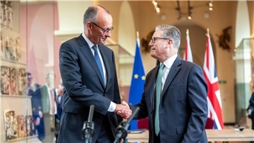 Bundeskanzler Friedrich Merz (links, CDU) wird von Keir Starmer, Premierminister von Großbritannien im Victoria & Albert Museum begrüßt.