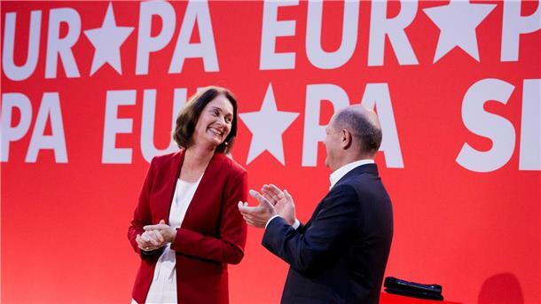 Barley soll SPD in Europawahl führen Bundeskanzler Olaf Scholz applaudiert für Katharina Barley, SPD-Spitzenkandidatin für die Europawahl.
