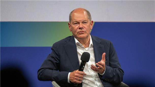 Bundeskanzler Olaf Scholz beantwortet beim Ostdeutschen Wirtschaftsforum in Bad Saarow die Fragen der Teilnehmer.