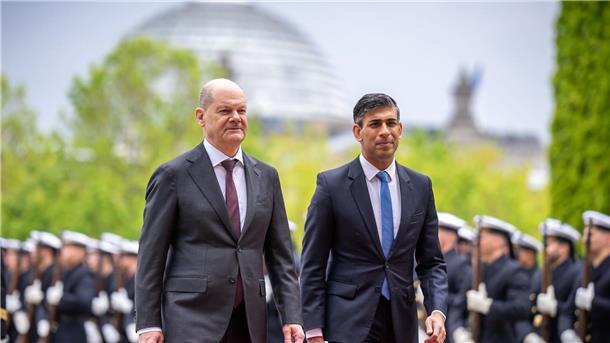 Sunak lobt deutsche Unterstützung für Ukraine Bundeskanzler Olaf Scholz begrüßt den britischen Premier Rishi Sunak (r) mit militärischen Ehren vor dem Bundeskanzleramt.