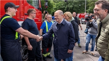 Hochwassernacht im Saarland - Scholz versichert Solidarität Bundeskanzler Olaf Scholz besucht in Saarbrücken Einsatzkräfte.