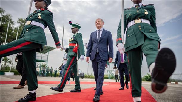 Scholz setzt bei Wasserstoff und Flüssiggas auf Nigeria Bundeskanzler Olaf Scholz besucht mit Nigeria das bevölkerungsreichste und wirtschaftsstärkste Land des Kontinents.