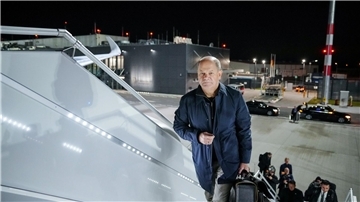Bundeskanzler Olaf Scholz geht die Treppe zum neuen Airbus A350 „Konrad Adenauer“ hoch.