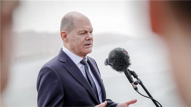 Bundeskanzler Olaf Scholz gibt nach einem Treffen mit dem jordanischen König Abdullah vor der Weiterreise nach Isreal ein Pressestatement.