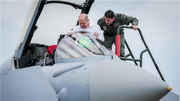 Kanzler Scholz beim Luftwaffen-Manöver „Air Defender“ Bundeskanzler Olaf Scholz im Cockpit eines Eurofighters auf dem Fliegerhorst Jagel.