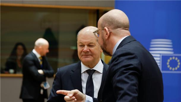 Bundeskanzler Olaf Scholz im Gespräch mit EU-Ratspräsident Charles Michel.