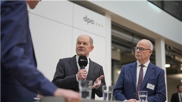 Bundeskanzler Olaf Scholz ist zu Gast bei der Deutschen Presse-Agentur in Berlin. Rechts: dpa-Chefredakteur Sven Gösmann.