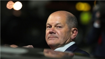 Bundeskanzler Olaf Scholz kommt auf dem Internationalen Flughafen von Athen an.