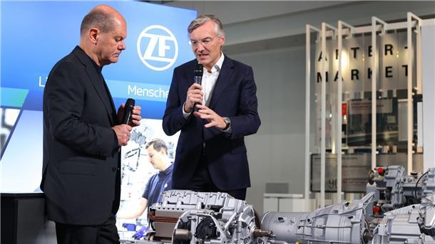 Wandel in der Autoindustrie - Scholz ist optimistisch Bundeskanzler Olaf Scholz (l) besucht den Autozulieferer ZF.