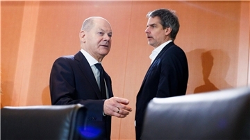 Bundeskanzler Olaf Scholz (l.) im Gespräch mit Regierungssprecher Steffen Hebestreit: „Britische Justiz arbeiet unabhängig und unparteiisch.“