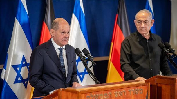 Scholz in Israel: Staatsräson und Raketenalarm Bundeskanzler Olaf Scholz (l) ist zu einem Solidaritätsbesuch nach Israel gereist.