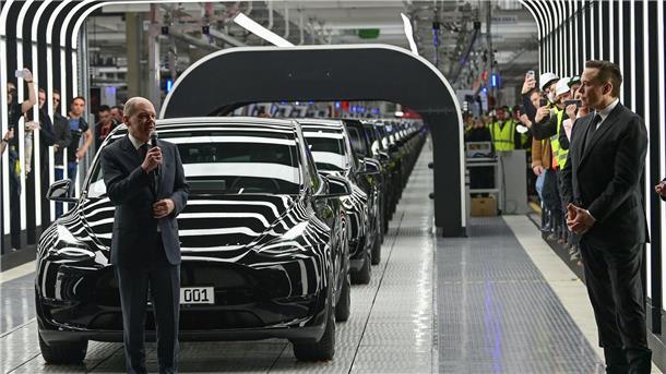Drei Jahre Tesla: Zwischen Zuversicht und Protest Bundeskanzler Olaf Scholz (l) ist zur Eröffnung der Tesla-Fabrik in Grünheide mit Firmenchef Elon Musk gekommen (Archivbild).