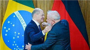 Bundeskanzler Olaf Scholz (l, SPD) umarmt beim Staatsbesuch in Brasilien Ende Januar seinen Amtskollegen Luiz Inacio Lula da Silva. Vor Ort zeigte Scholz sich zuversichtlich, dass es beim Freihandelsabkommen rasch zu einem Abschluss kommt.