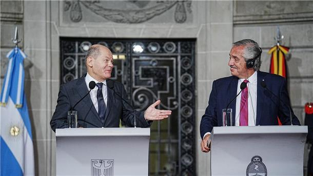 Scholz macht Druck für Handelsabkommen mit Südamerika Bundeskanzler Olaf Scholz (l) und der argentinische Präsident Alberto Ángel Fernández geben nach ihren Gesprächen eine Pressekonferenz.