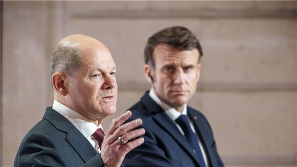 Scholz und Macron beschwören Länder-Freundschaft Bundeskanzler Olaf Scholz (l) und der französische Präsident Emmanuel Macron äußern sich nach der gemeinsamen Kabinettssitzung in Paris.