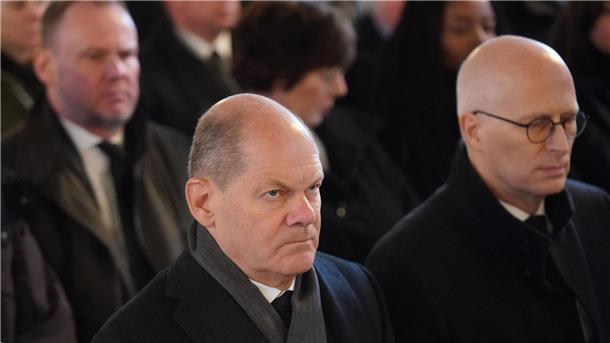 Bundeskanzler Olaf Scholz (l) und Hamburgs Erster Bürgermeister Peter Tschentscher nehmen am Trauergottesdienst teil.