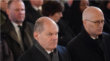 Bundeskanzler Olaf Scholz (l) und Hamburgs Erster Bürgermeister Peter Tschentscher nehmen am Trauergottesdienst teil.