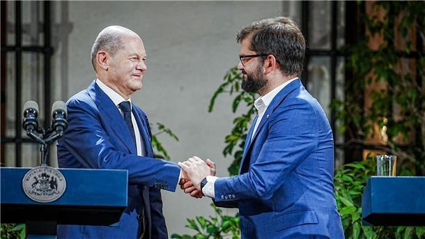 Bundeskanzler Olaf Scholz (l.) und sein chilenischer Amtskollege Gabriel Boric nach einer gemeinsamen Pressekonferenz.