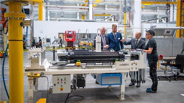 Bundeskanzler Olaf Scholz (links) durfte bei seinem Besuch in der Turbinenproduktion von Siemens Gamesa in Cuxhaven auch selbst mal schrauben. Fertigungsmitarbeiterin Claudia Hasselbusch sowie CEO Dr. Jochen Eickholt (links) und Werksleiter Kristoffer Mordhorst schauten dem SPD-Politiker über die Schulter.